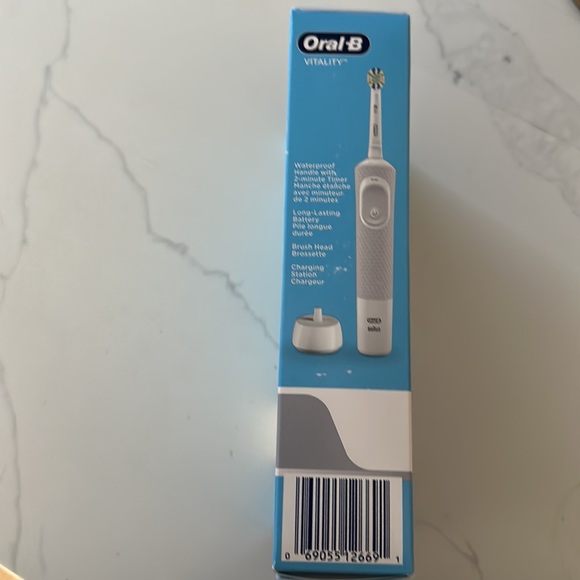 Oral B electric toothbrush new in a box - Picture 3 of 4
